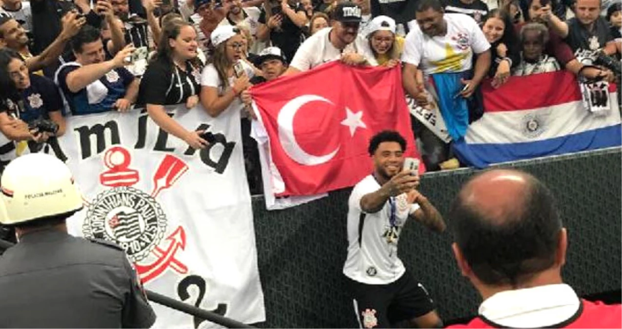 Milli Futbolcu Colin Kazım, Şampiyonluğu Türk Bayrağıyla Kutladı