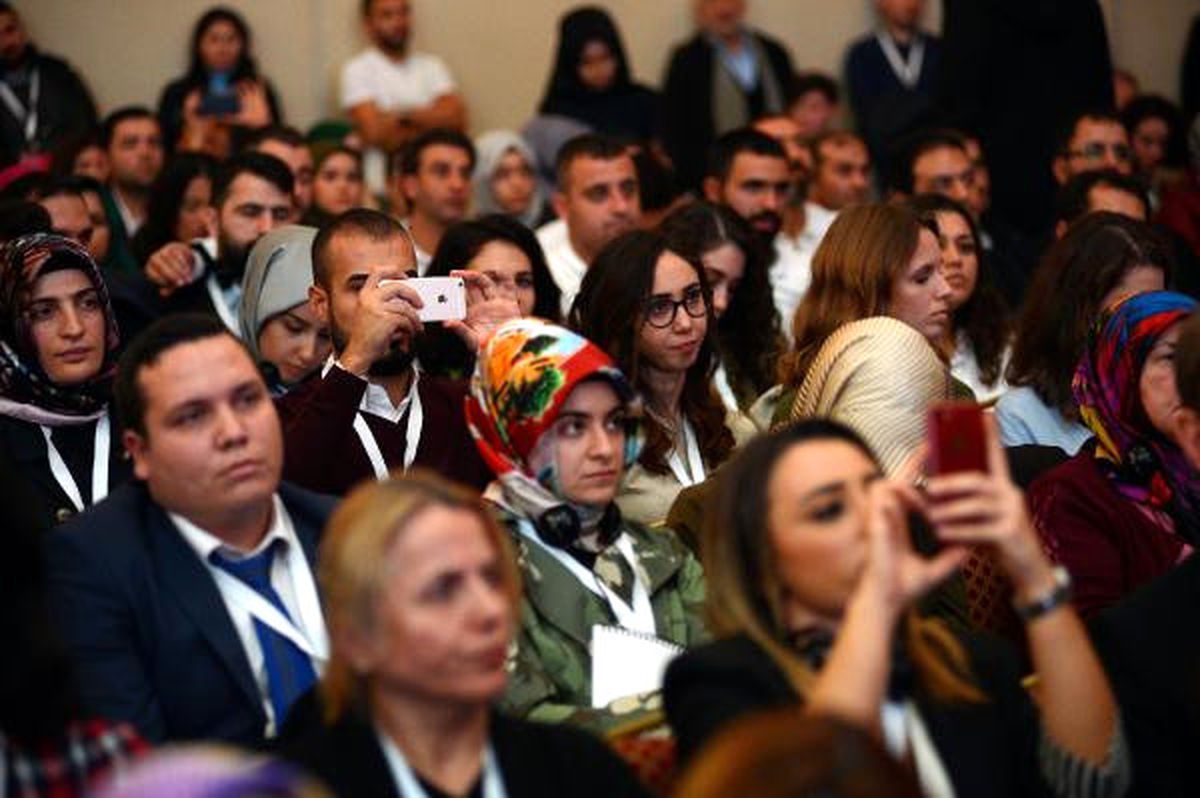 Cumhurbaşkanı Erdoğan\'ın Katıldığı "Teknoloji Bağımlılığı Kongresi"Nde Cep Telefonları Ellerde