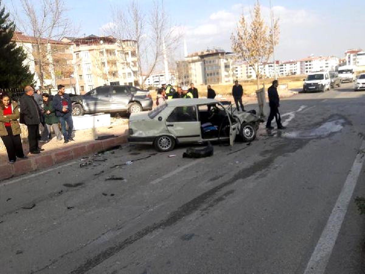 Elazığ\'da 2 Otomobil Çarpıtı: 6 Yaralı