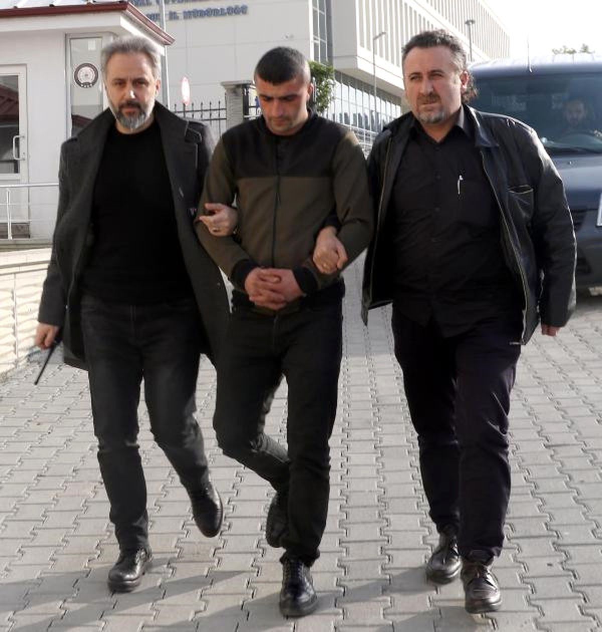 Eşine Ateş Edip, 2.5 Yaşındaki Kızını Vuran Koca Aranıyor (2)
