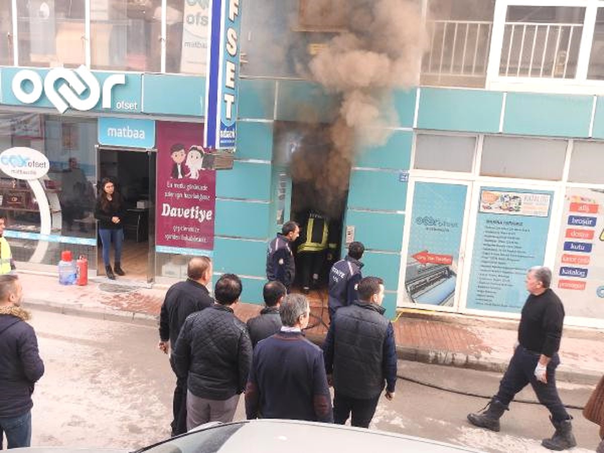 İtfaiye Aracı Sokağa Giremeyince, Polis Park Halindeki Araçları İtti
