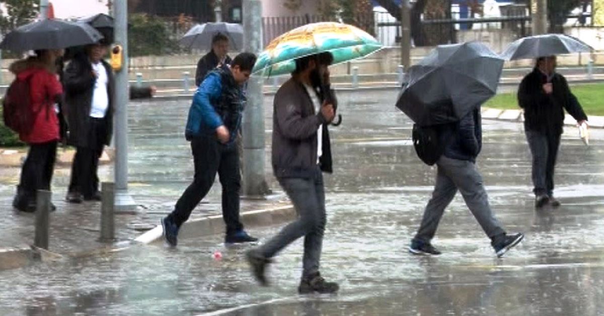 İzmir\'de Sağanak Yağmur Zor Anlar Yaşattı
