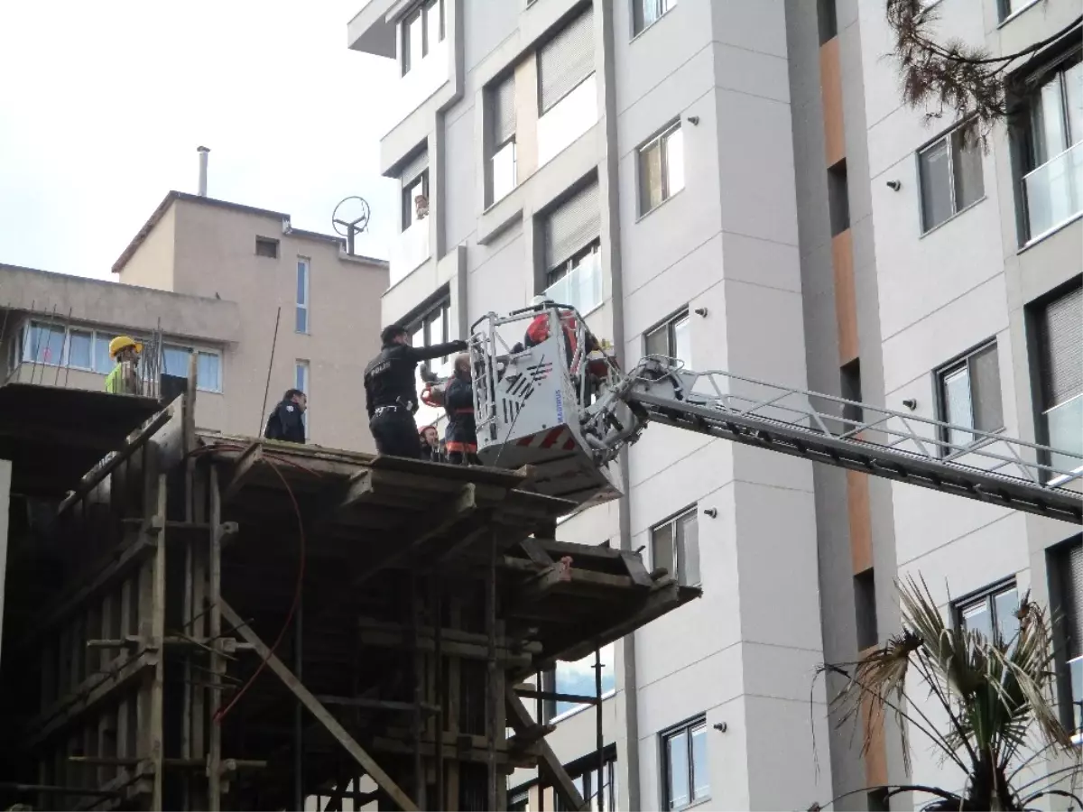 Kadıköy\'de Bir İnşaatta Beton Pompasının Kolu Koptu: 1 Yaralı