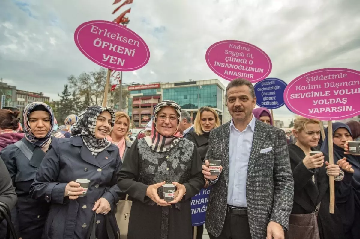 Kadına Uygulanan Şiddete Dikkat Çekmek İçin Erkeklere Kahve Dağıttılar