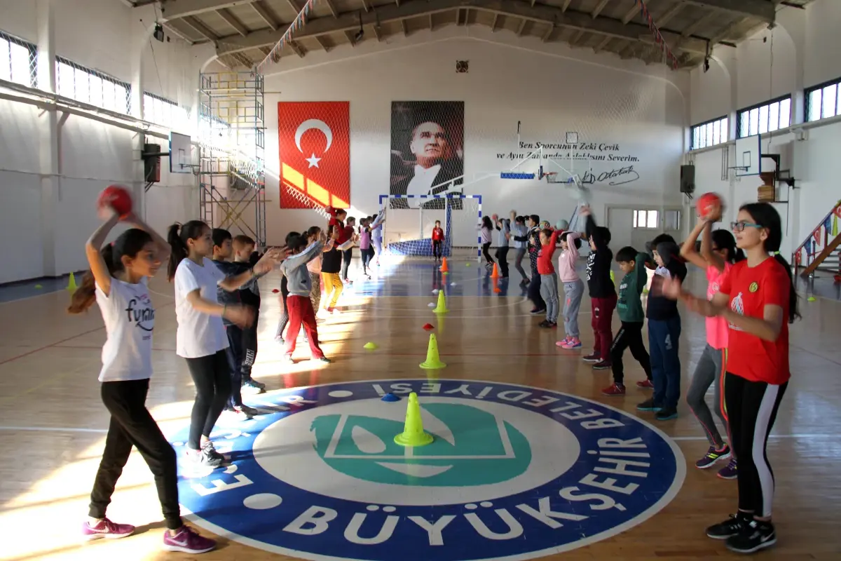 Kış Spor Okullarında Hentbol Heyecanı