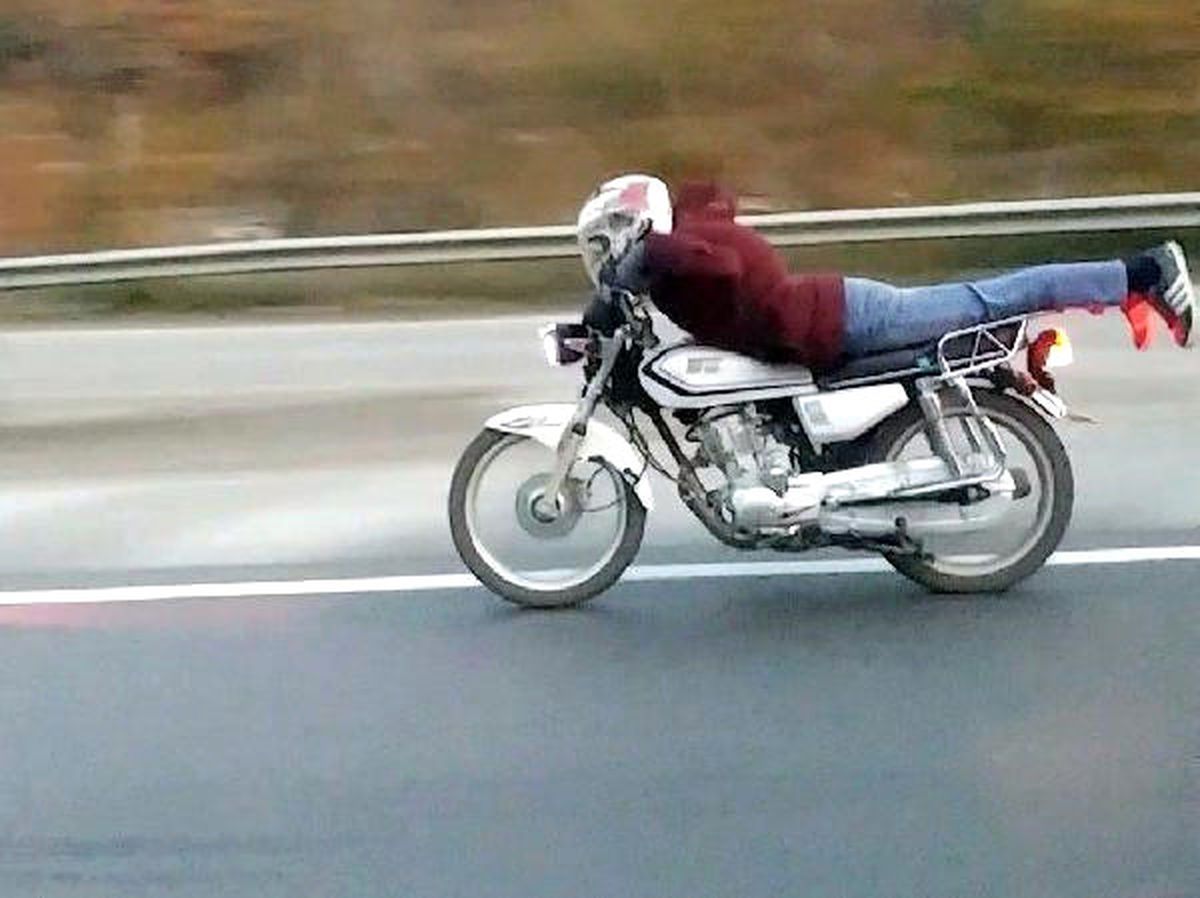 Motosikleti Üzerine Yatarak Kullandı