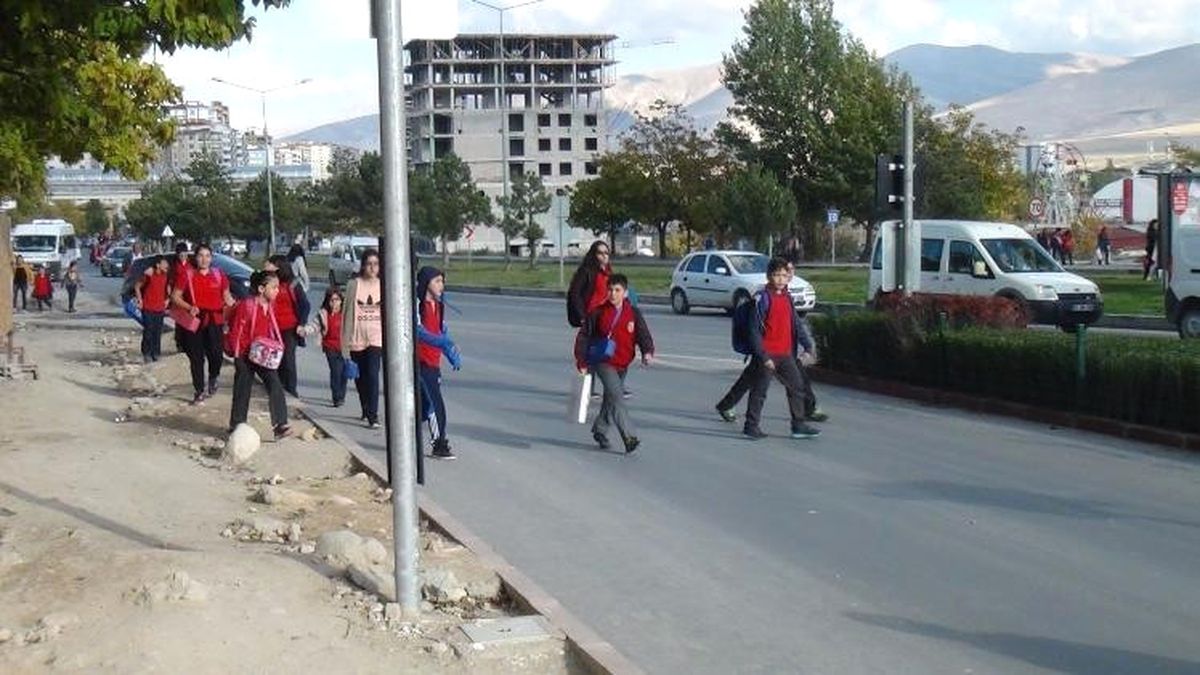 Niğde\'de Okul Çıkışındaki Tehlike