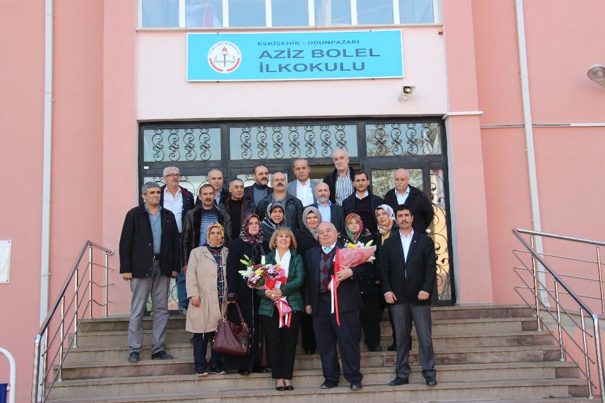 Öğrencileriyle 38 Yıl Sonra Sınıfta Buluştu