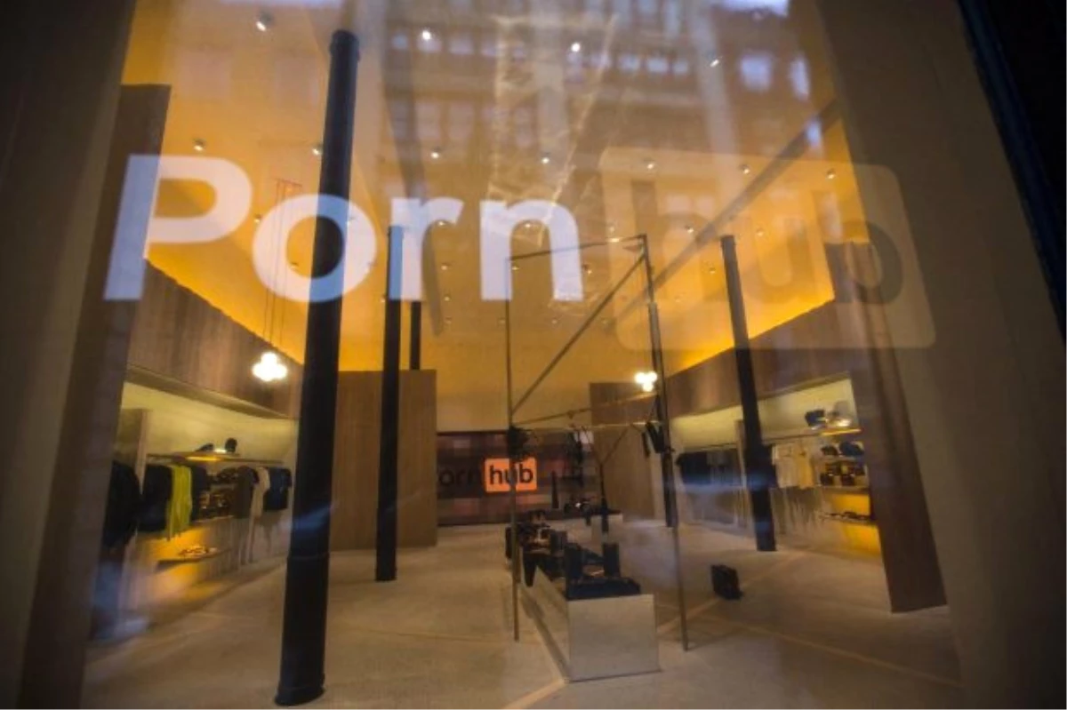 Pornhub İlk Mağazasından Web Sitesine Canlı Yayın Yapıyor