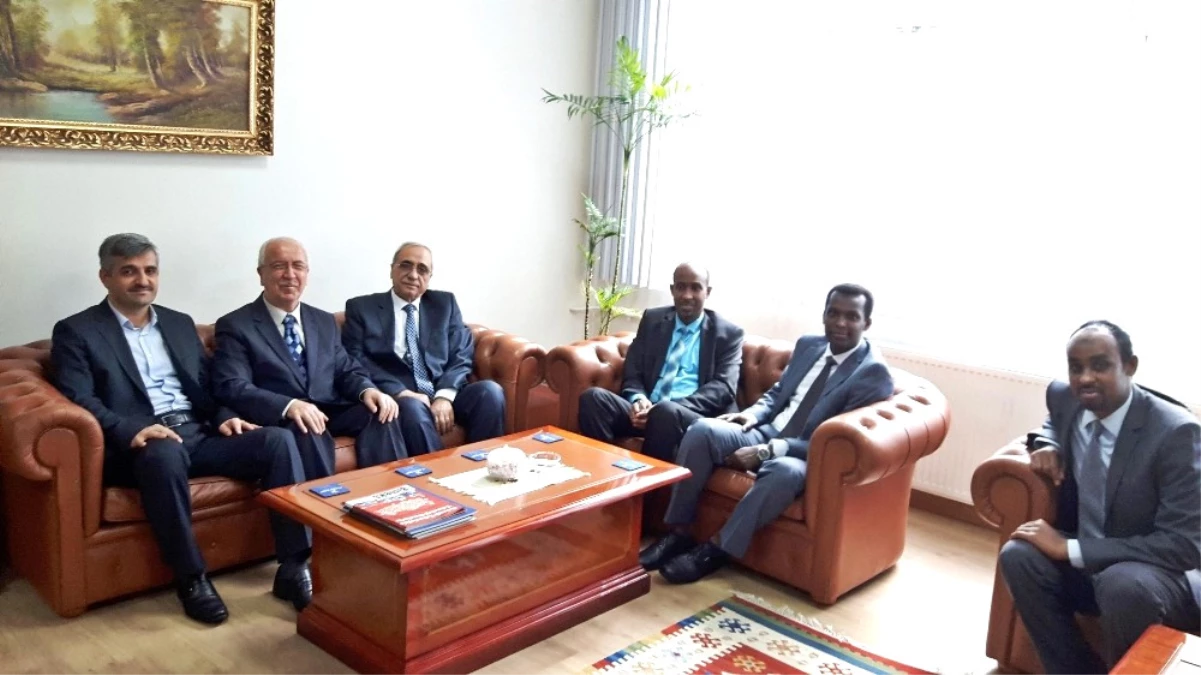 Somali Bayındırlık ve İskan Bakanı\'ndan İhlâs Vakfı\'na Ziyaret