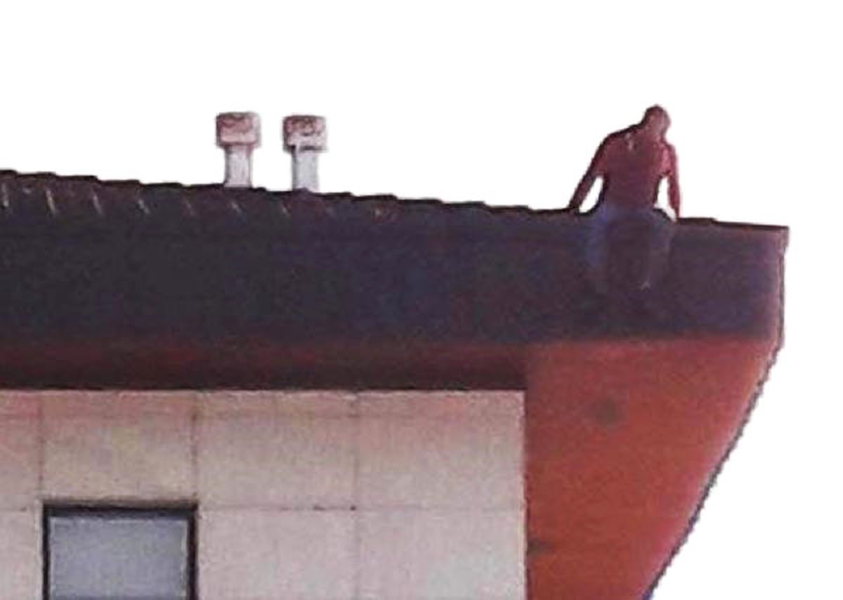 Terk Edilen Bebeğin Babası Olduğunu Öne Sürüp Verilmesi İçin Çatıya Çıktı