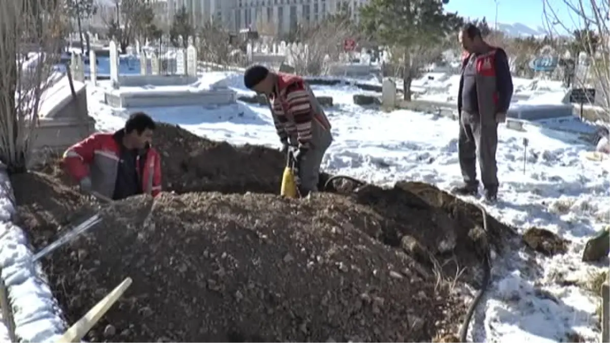 Toprağın Buz Tuttuğu Erzurum\'da Toplu Mezar Kazılıyor