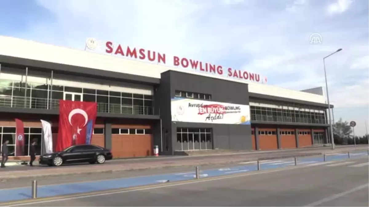 Türkiye\'nin En Büyük Bowling Salonu Halka Açıldı