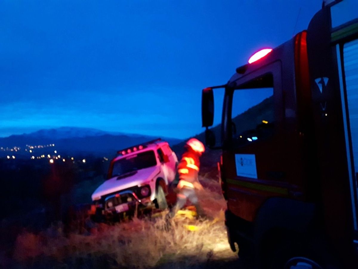Uçuruma Kaydıran Off-road Sürücüsünü İtfaiye Kurtardı