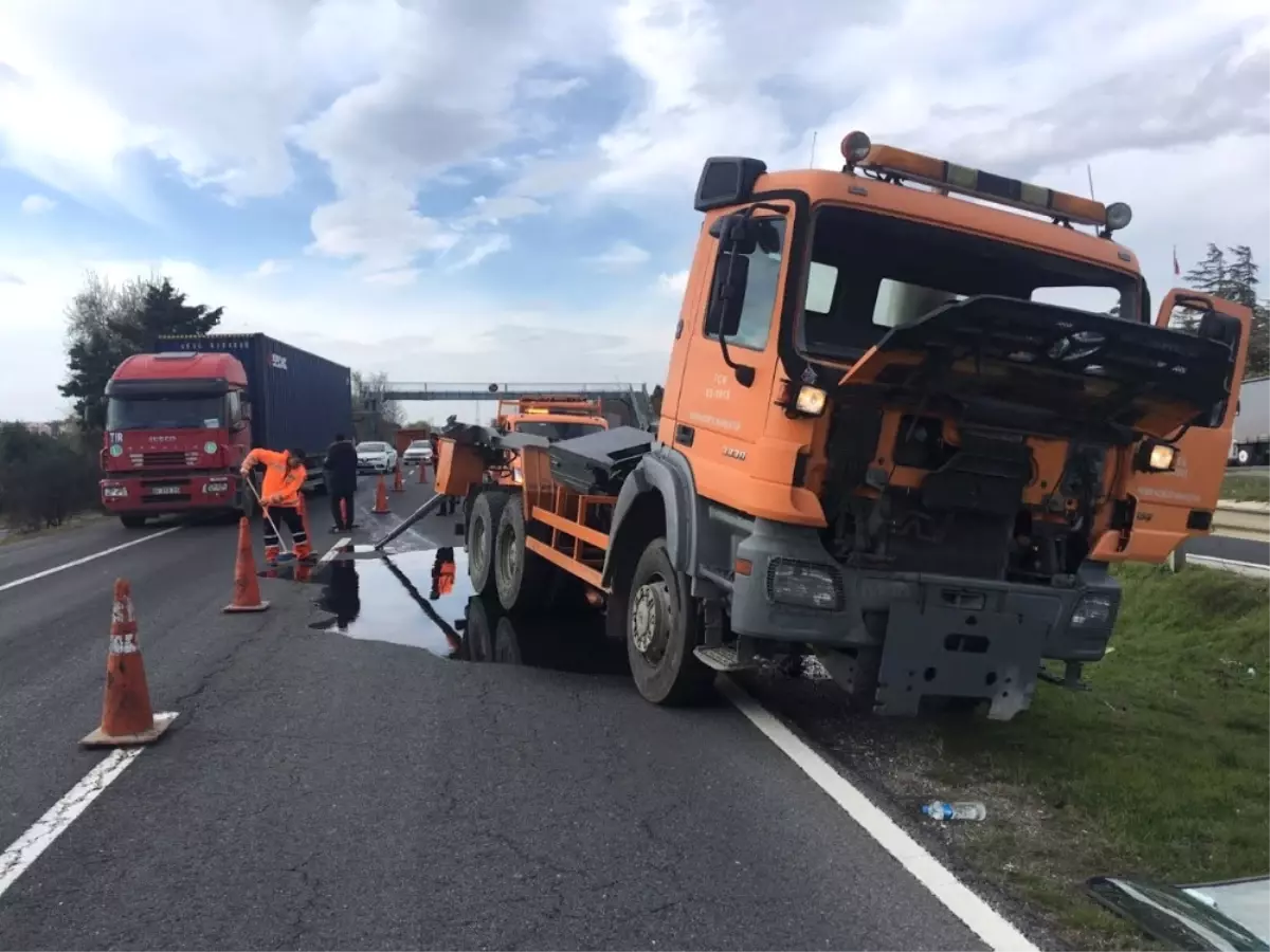 Üst Geçide Takılan Tırın Dorsesi Karayoluna Fırladı