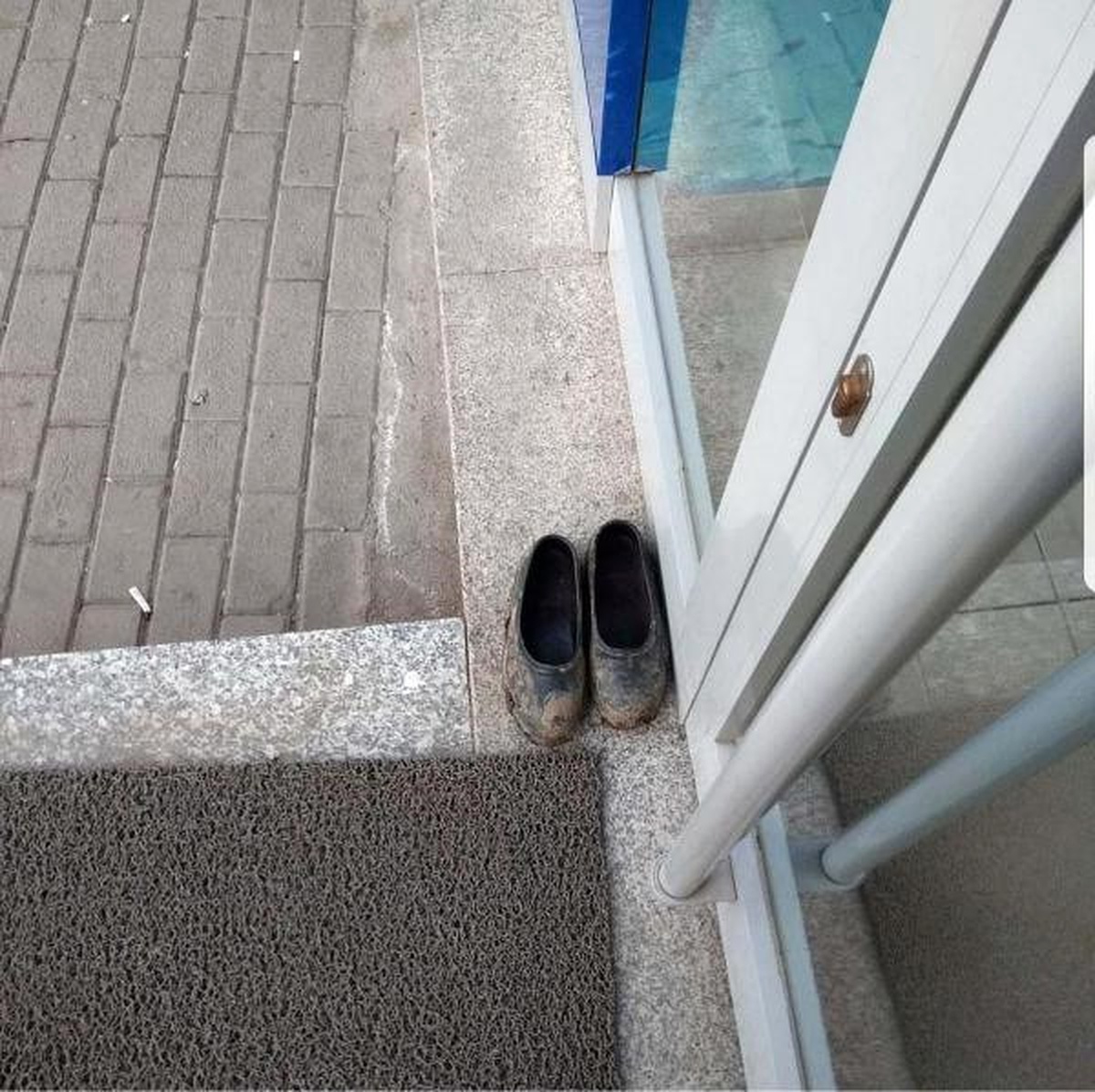 Yerler Kirlenmesin\' Diye Çamurlu Kara Lastiklerini Çıkarıp, Bankaya Çoraplarıyla Girdi