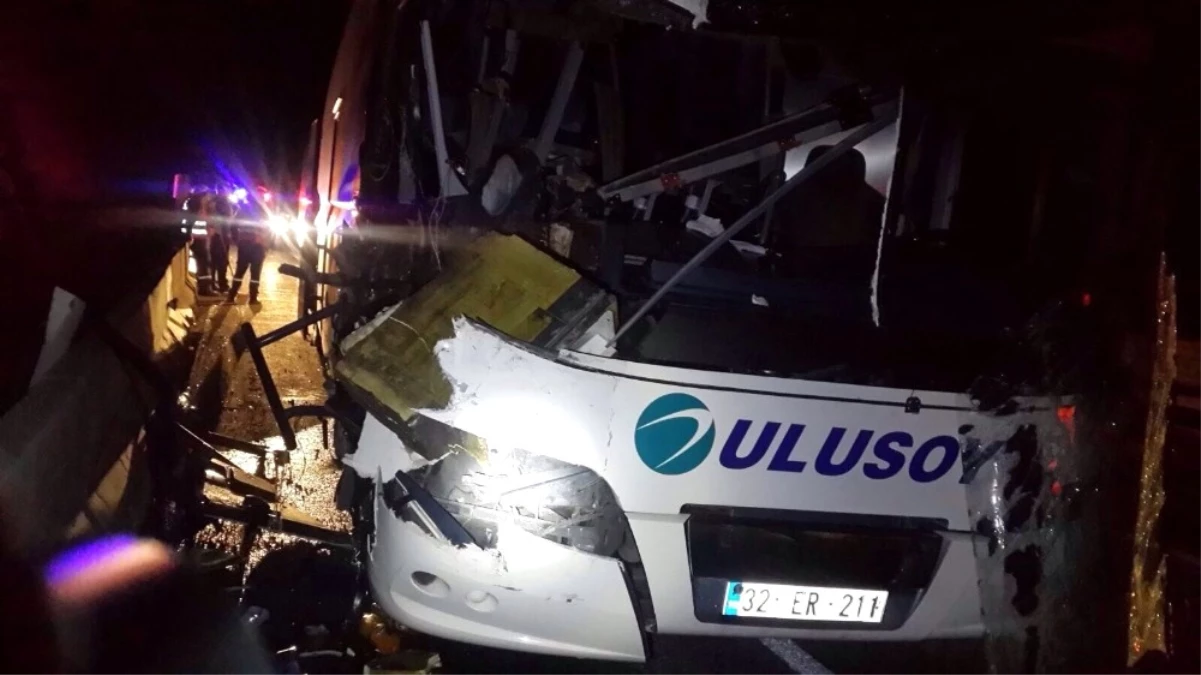 Yolcu Otobüsü Seyir Halindeki Tıra Arkadan Çarptı; 14 Kişi Yaralandı