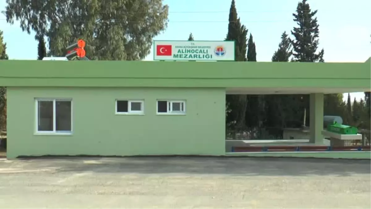 Yüreğir\'de Mezarların Baş Taşları Tahrip Edildi