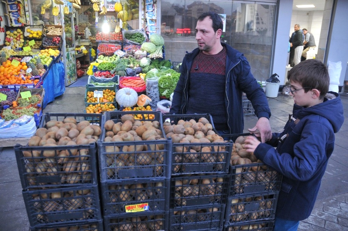 Akçakoca\'da Pazarda Yerli Kivi ve Mandalina Bolluğu