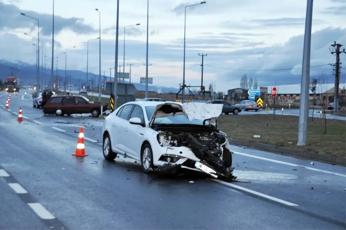 Akşehir\'de Trafik Kazası: 3 Yaralı