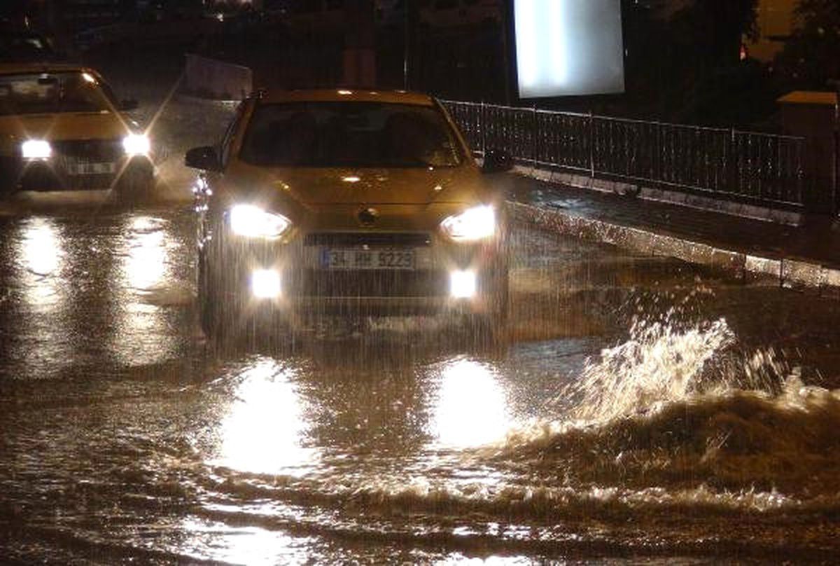 Bandırma\'da Sağanak Yağmur, Caddeleri Göle Çevirdi