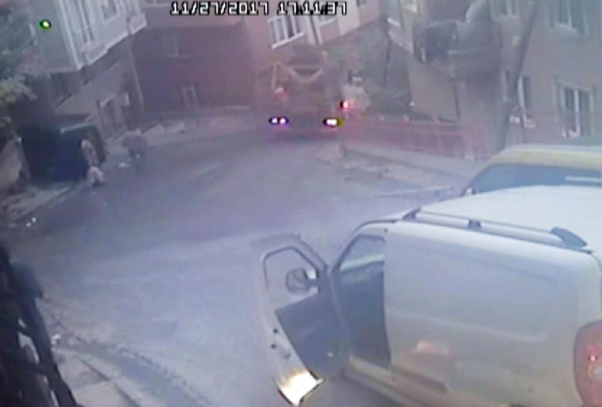 Beton Mikserinin Eve Girme Anı Kamerada