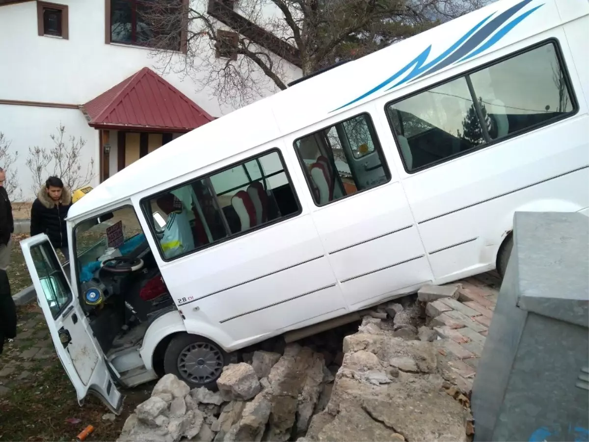 Freni Patlayan Minibüs Bahçe Duvarından Aşağı Düştü