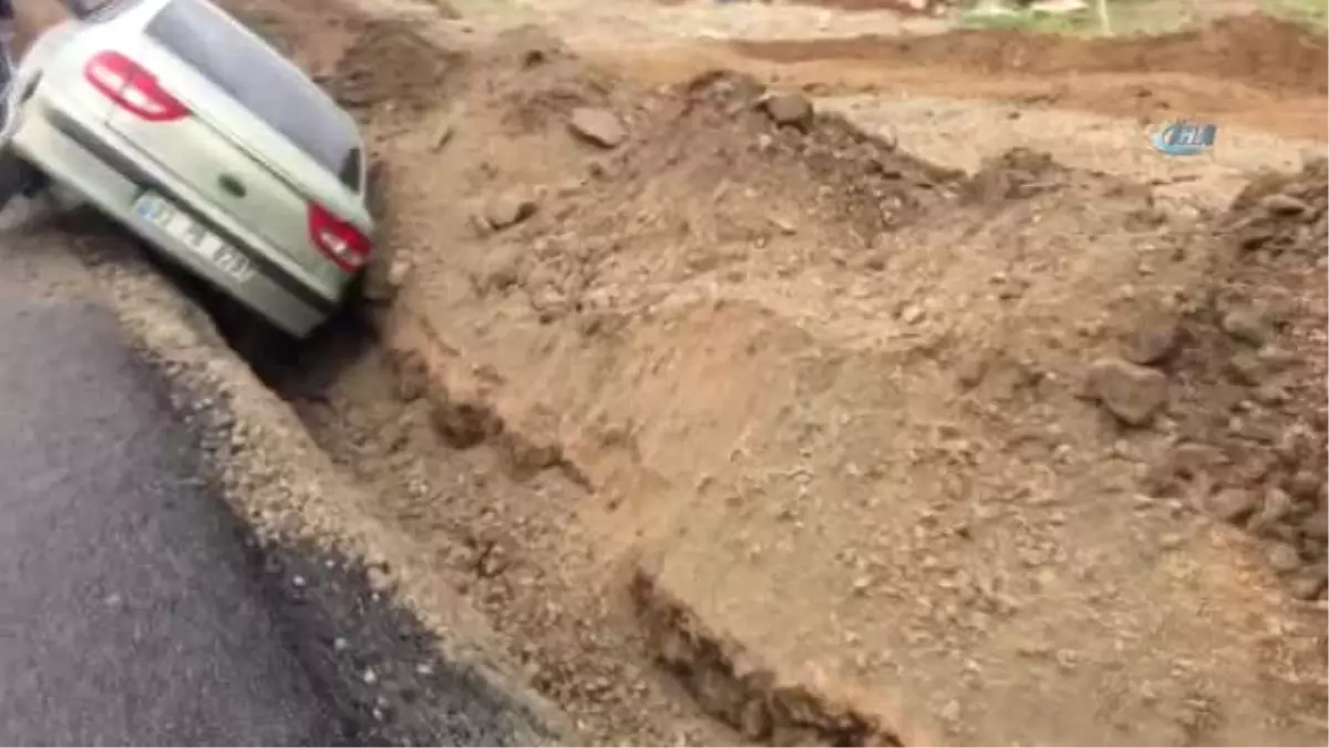 Gaziantep\'te Otomobil, Yol Çalışması İçin Kazılan Kanala Düştü