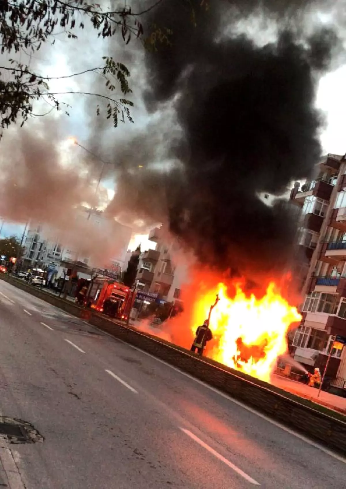 Halk Otobüsü Alev Alev Yandı