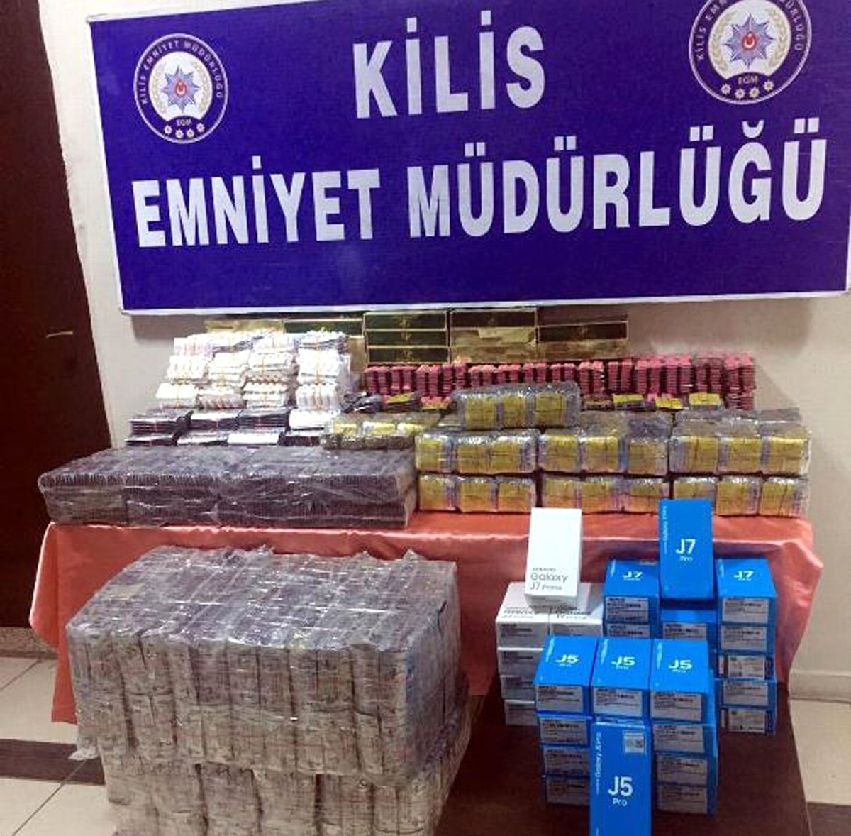 Kilis\'te Gümrük Kaçağı İlaç ve Telefon Operasyonu