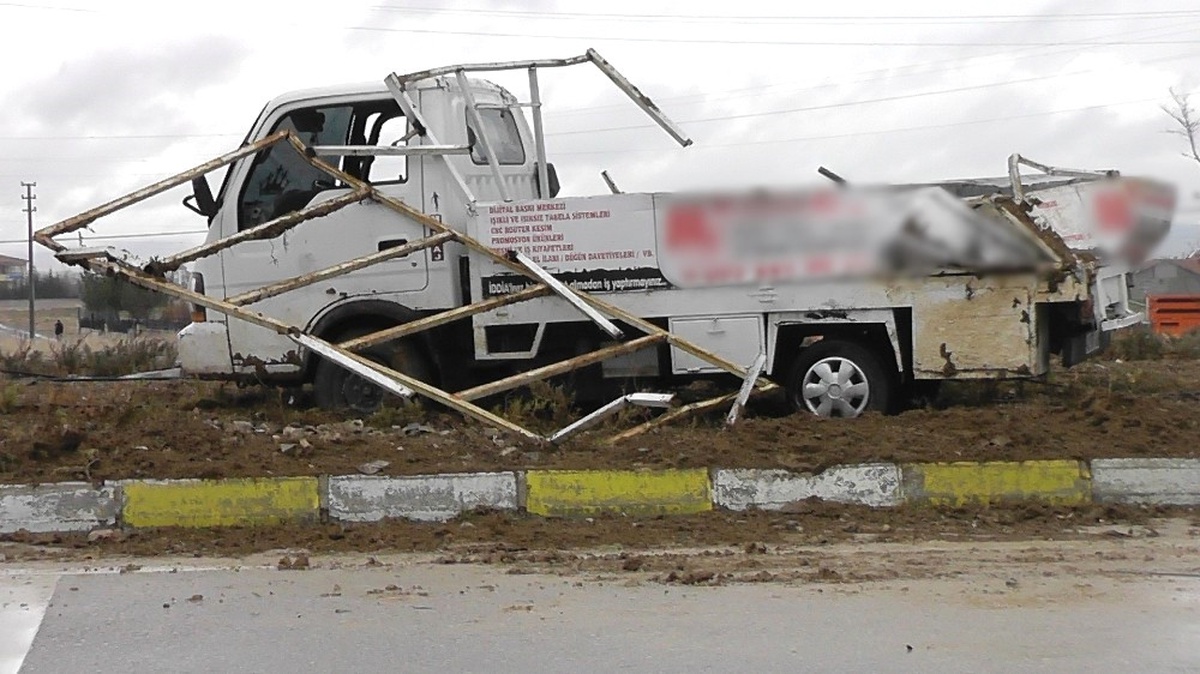 Kontrolden Çıkan Pikap Takla Attı: 3 Yaralı