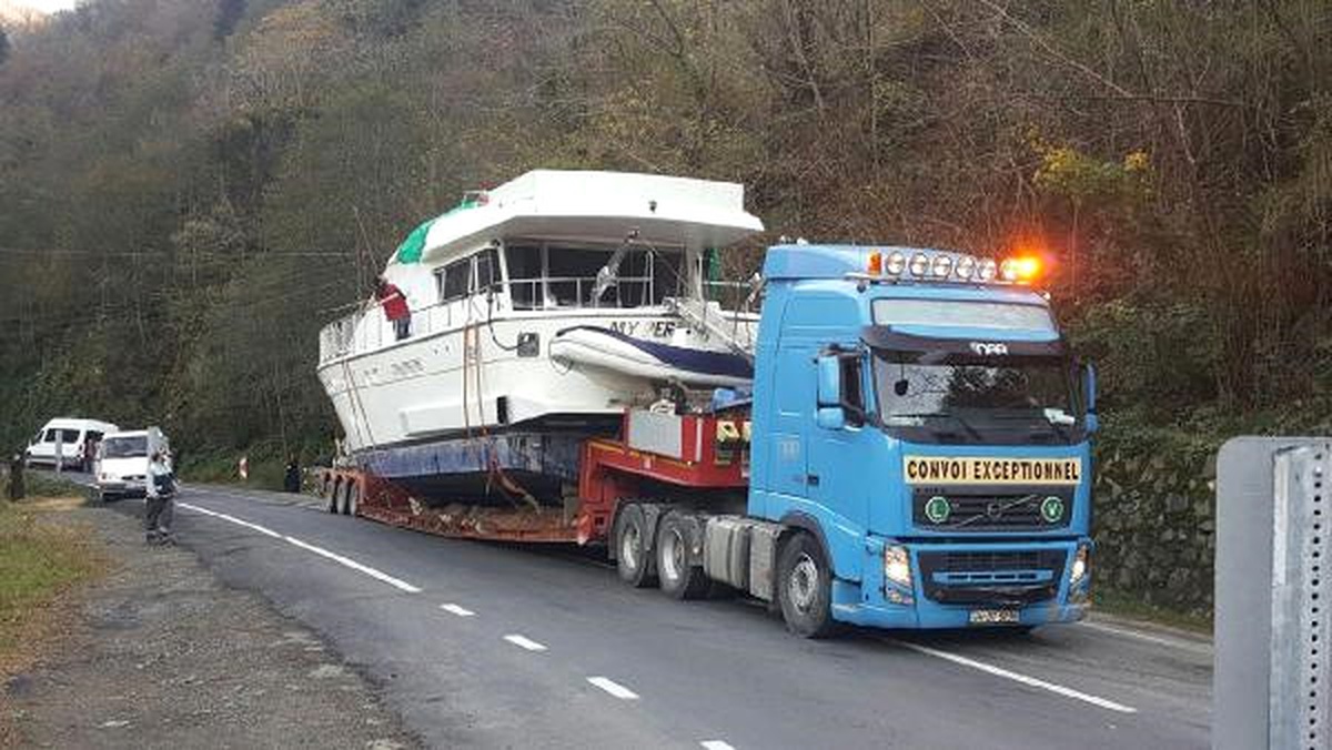 Lüks Yat, 14 Günlük Zorlu Yolculuğun Ardından Trabzon\'da