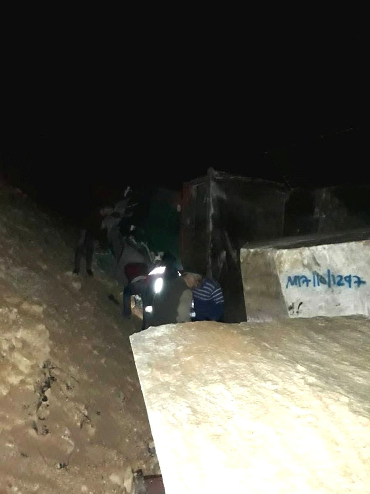 Mermer Yüklü Tır Devrildi: 1 Yaralı
