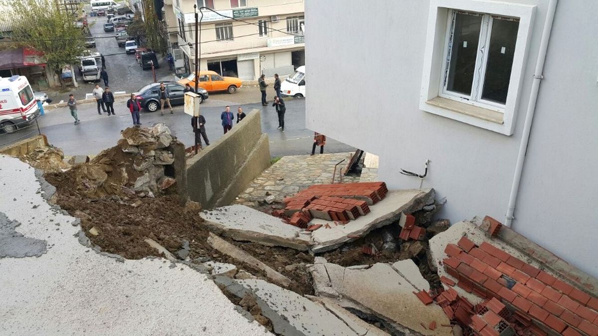 Milas\'ta Yeni Yapılan Sitenin İstinat Duvarı Çöktü