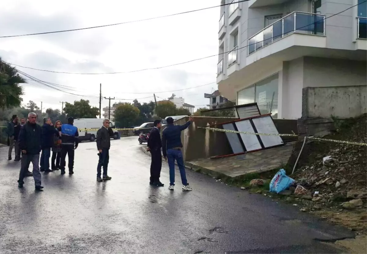 Milas\'ta Yeni Yapılan Sitenin İstinat Duvarı Çöktü