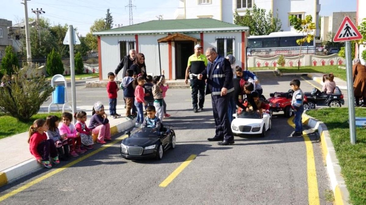 Öğrenciler Trafik Kurallarını Trafik Eğitim Parkında Öğreniyor