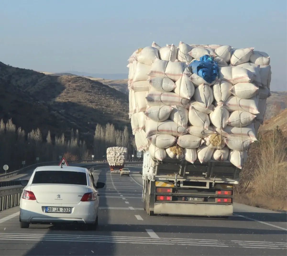 Saman Yüklü Kamyon Trafikte Korkuttu