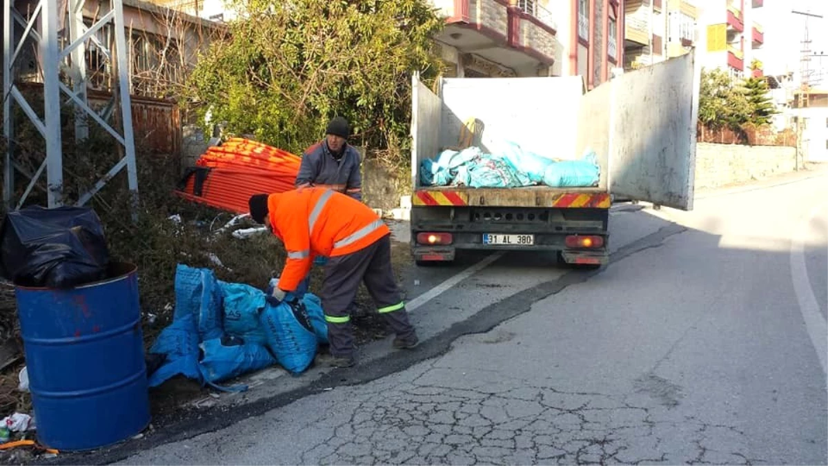 Samandağ Belediyesi Soba ve Kalorifer Küllerini Topluyor