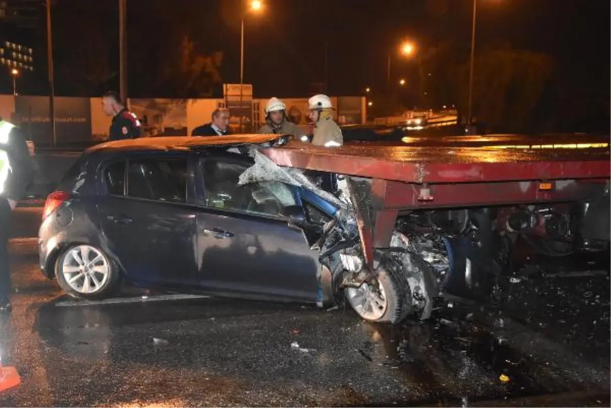 Tır\'a Arkadan Çarpan Otomobilin Sürücüsü Yaralandı