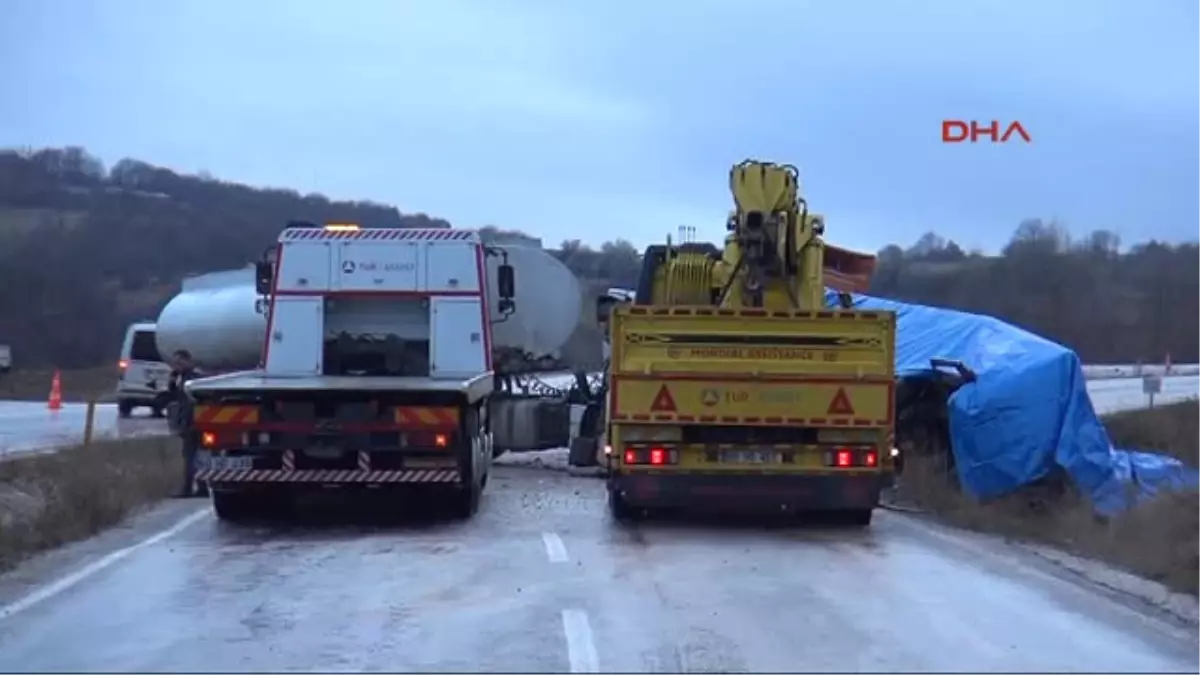 Tokat Tır\'a Çarpan Tankerin Şoförü Yaralandı