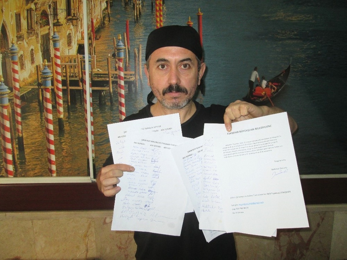 Tramvay İçin Toplanan İmzalar Büyükşehir Belediyesi Teslim Edildi