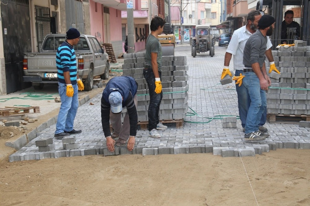 Turgutlu\'nun Mahallelerinde Yenileme Çalışmaları Sürüyor