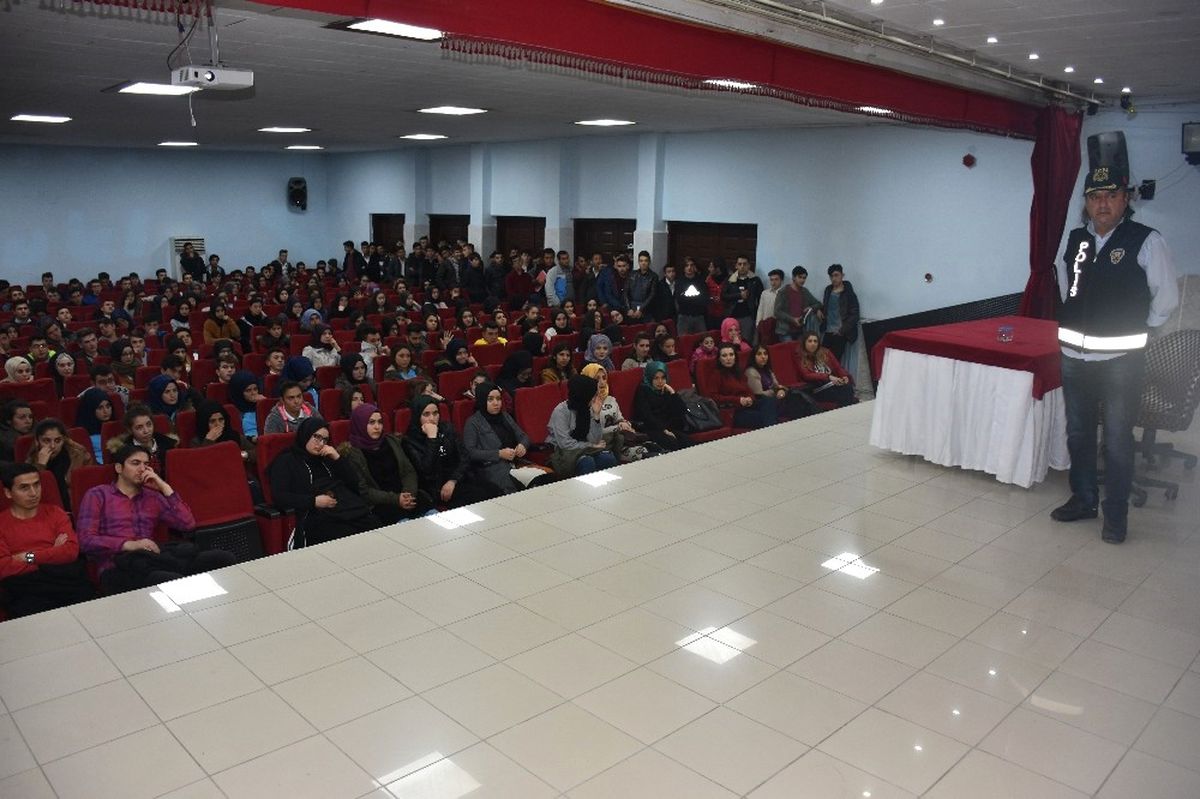 Üniversite Adaylarına \'Terör\' Konferansı