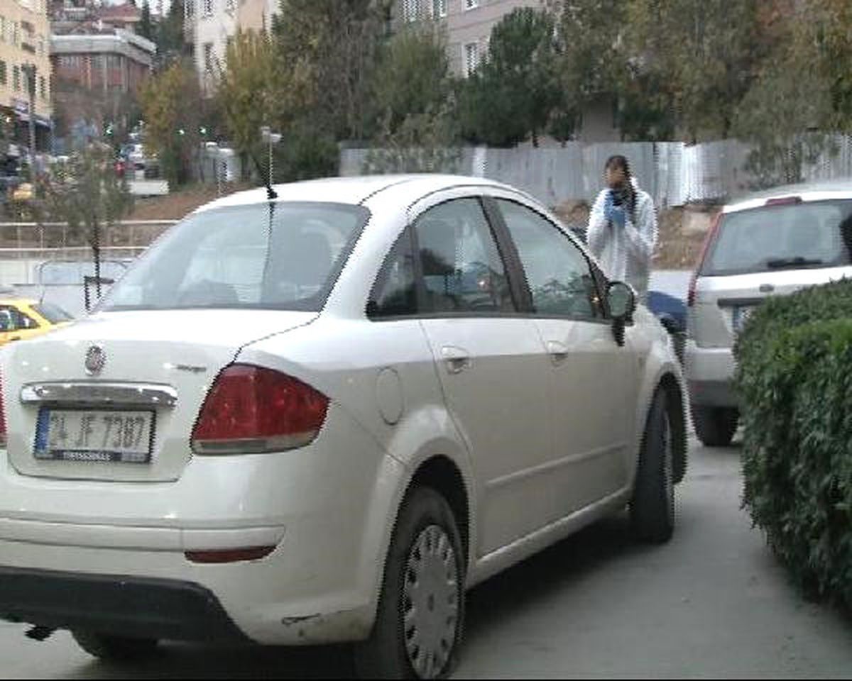 Üsküdar\'da Lastiği Patlatılan Otomobilden 2 Kilo Altın Çalındı