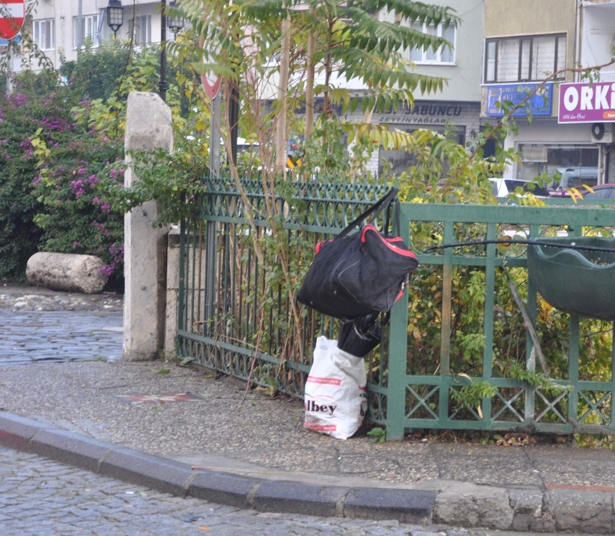 Vatandaşın Korkuluklara Astığı Valiz Bomba Paniğine Neden Oldu