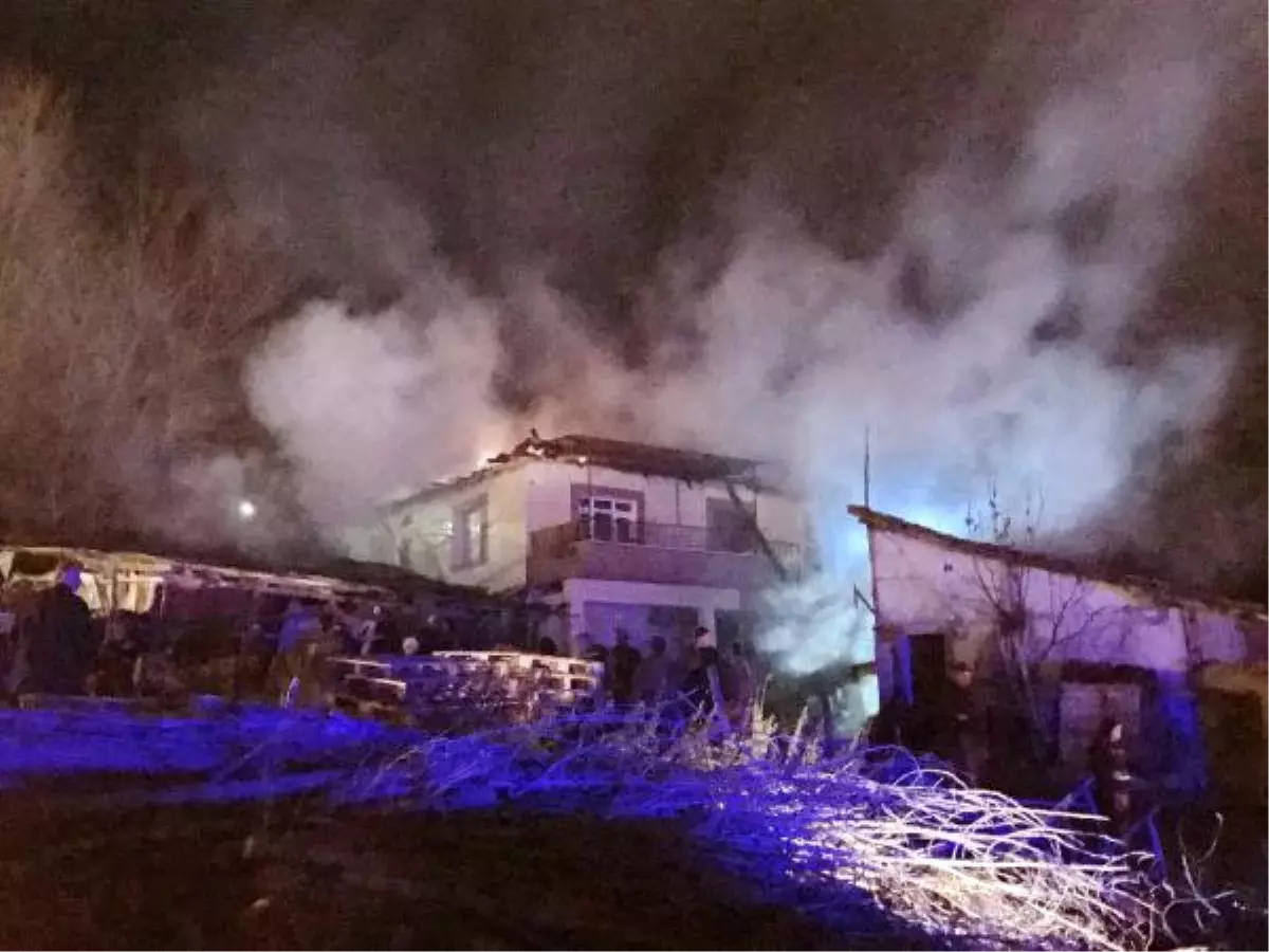 Yangına Giden İtfaiyenin Suyu Tükendi, Ev Harabeye Döndü