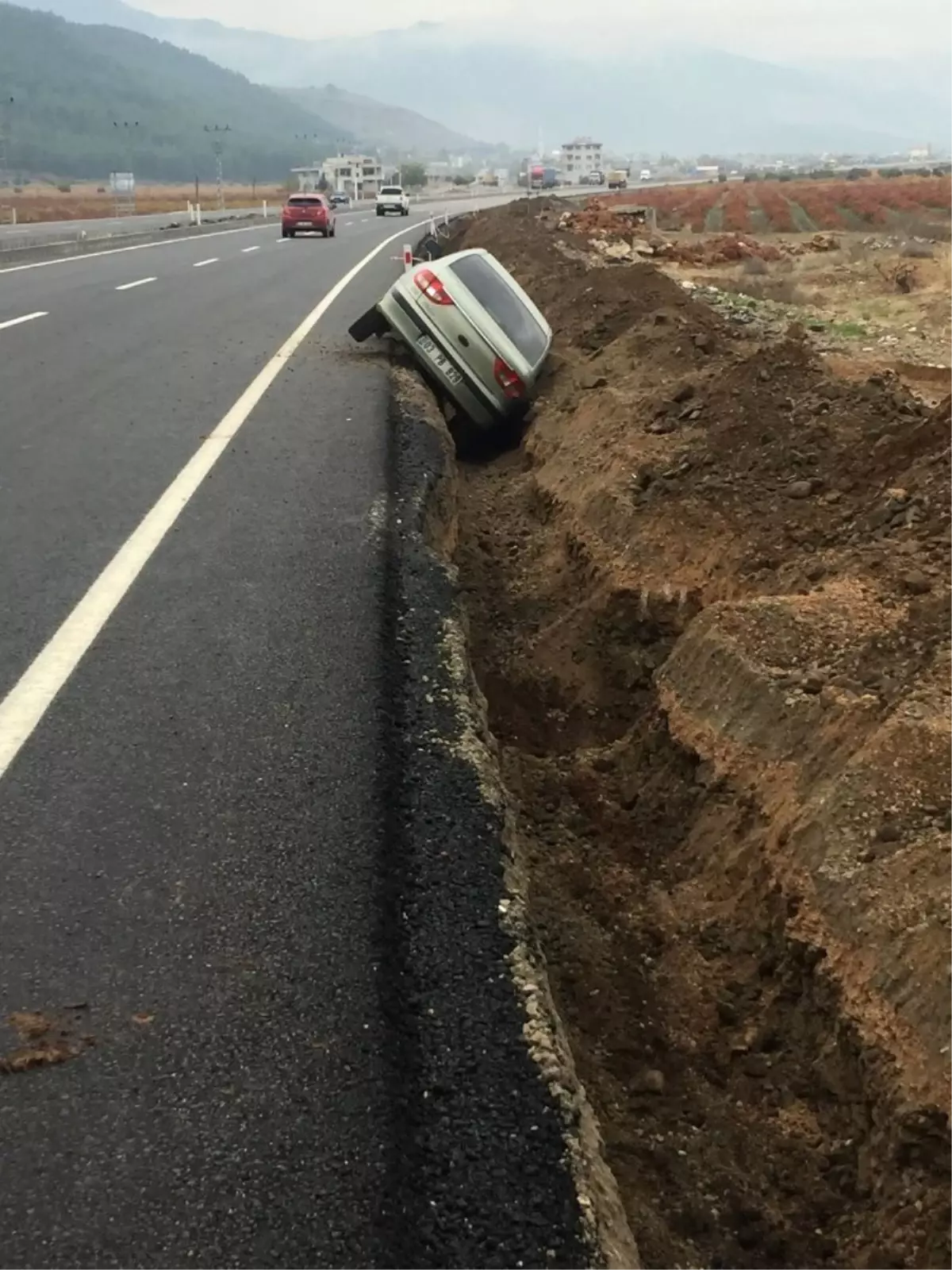 Yol Çalışması İçin Kazılan Kanala Otomobil Düştü