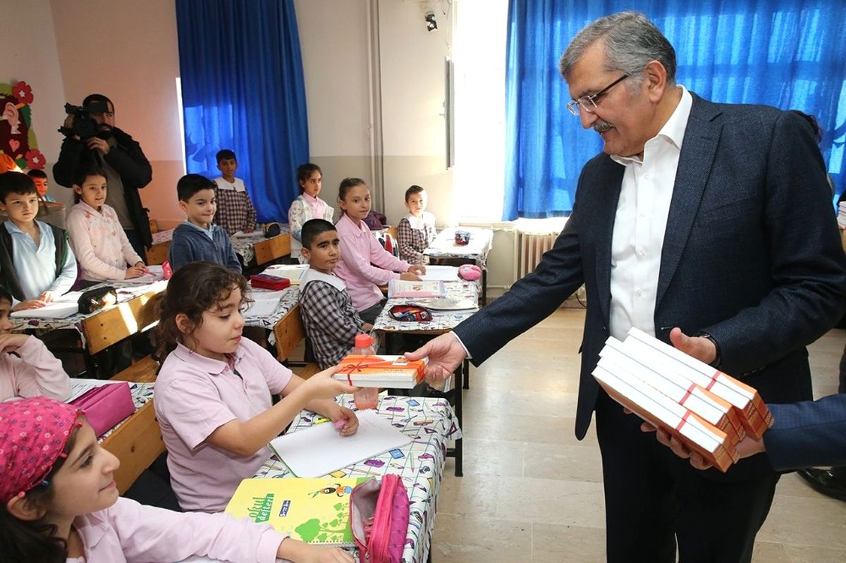 18 Bin Öğrenciye Ağız Bakım Seti Hediye Edildi