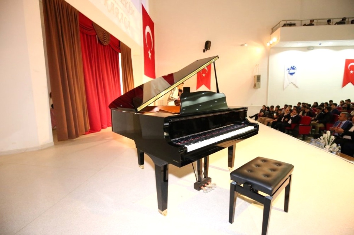 Adıyaman Belediyesinden Güzel Sanatlar Lisesine Piyano Desteği