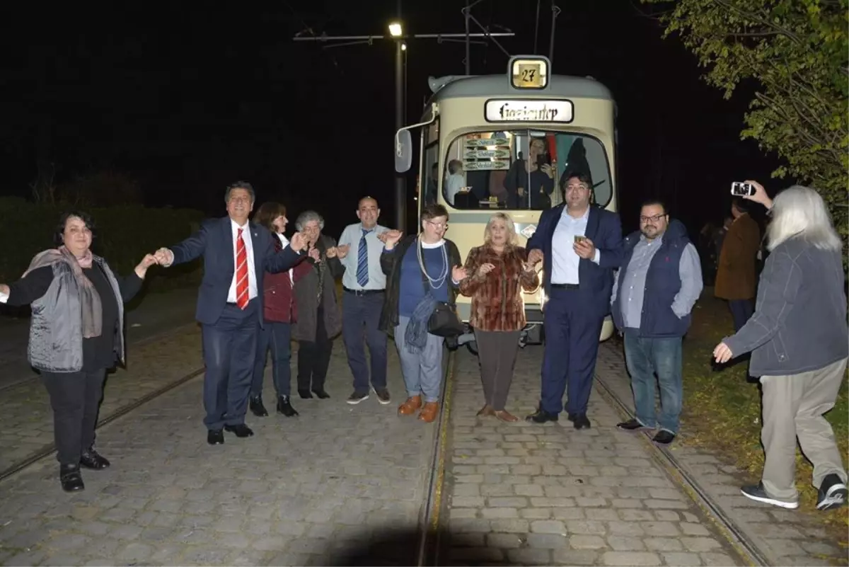 Almanya\'da Tramvayda Sıra Gecesi